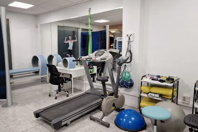 Sala de rehabilitació · Cinta, bicicleta, bosu i espai per treballar